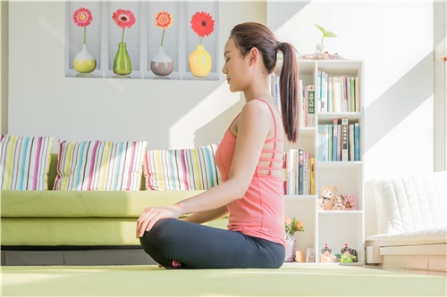 用瑜伽球减肥的动作有哪些 减肥瑜伽怎么做