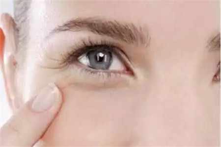 肌肤护理的那些事情，眼霜正确使用方法大揭秘