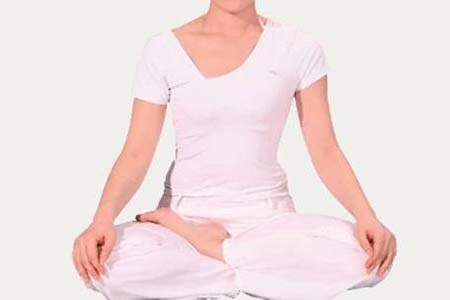 瑜伽先从几个简单的坐姿开始，三个瑜伽坐姿最常用