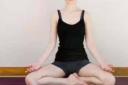 瑜伽先从几个简单的坐姿开始，三个瑜伽坐姿最常用
