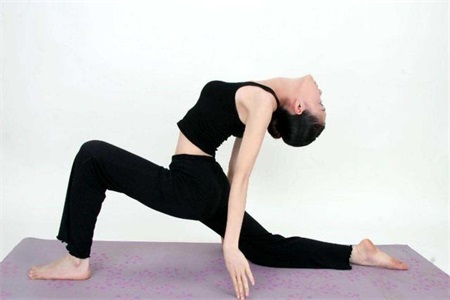 4组瑜伽动作练就明星身材，减肥瘦身瑜伽让你大换面