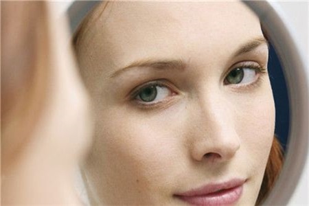 眉毛长痘是什么原因？做好护肤不一定有效，但要关注身体这个地方