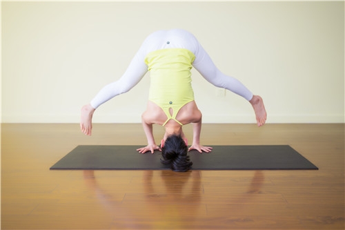 适合减肥的瑜伽动作 平衡支撑星式瑜伽