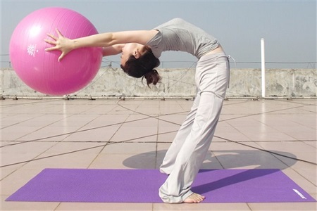 瑜伽球减肥动作分解，动作不标准也能练瘦
