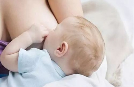 母乳喂养会导致胸下垂？产后如何预防胸下垂？