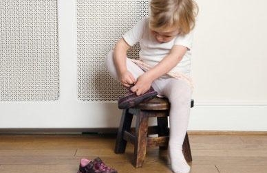 宝宝鞋子反穿是什么原因 为什么孩子喜欢反正穿鞋