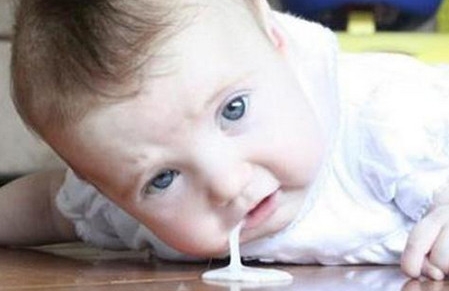 新生儿吐奶后多久才能再次喂奶？