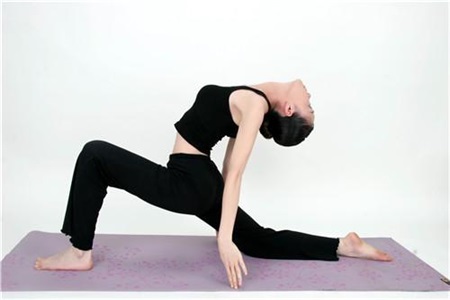 瘦腿、瘦腰的瑜伽动作，女性坚持每日练习早日变苗条