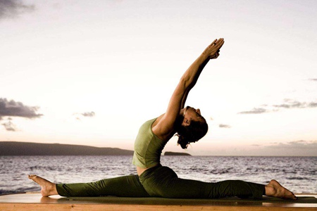 女性坚持做这几个瑜伽动作，就能练出天鹅颈
