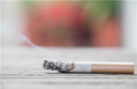 慢性咽炎能不能抽烟 抽烟会加重咽炎吗？