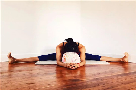 练习瑜伽的好处不仅仅是减肥，这些瑜伽动作体式有助于缓解肩酸腰疼