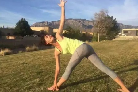 腰疼怎么办？女性练习这三组瑜伽动作可以缓解腰痛