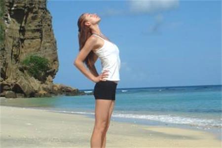 瘦身瘦腿的瑜伽动作，女生练习一个月秀出长腿