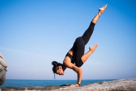女性保持年轻的秘诀，练好瑜伽动作中的倒立式