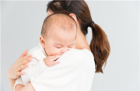 如何正确抱起和放下婴儿 抱起放下宝宝的正确方法