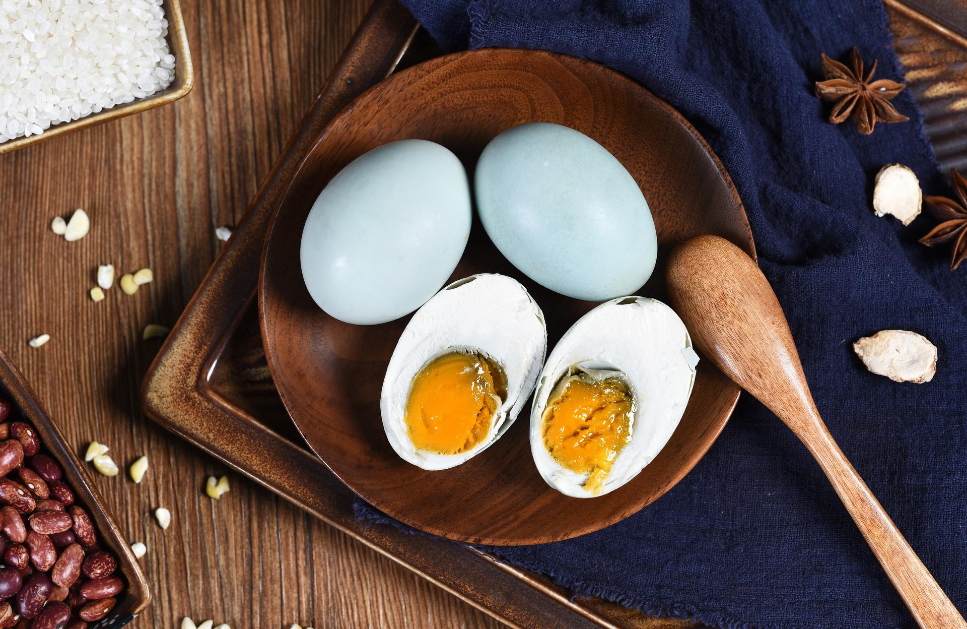 怎样判断咸鸭蛋是好的坏的 生的咸鸭蛋怎么看坏没坏