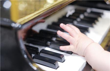 孩子学弹钢琴的好处有哪些