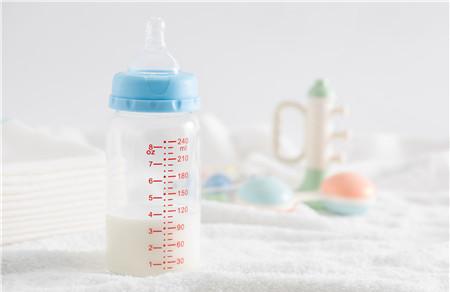 怎么正确用奶瓶给宝宝喂奶