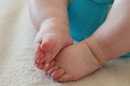 婴儿枕秃是缺钙吗 婴儿枕秃的原因有哪些 婴儿枕秃怎么办