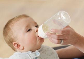 怎么知道自己的奶水够不够 哺乳妈妈奶水不够是什么样的