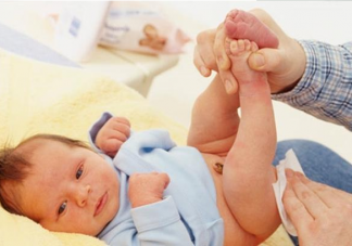 宝宝经常踢腿是什么原因 如何更好锻炼宝宝的踢腿方式