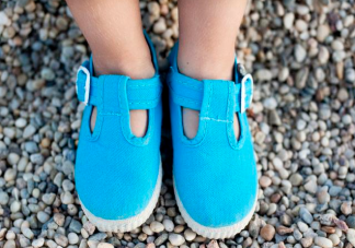 哪几种鞋子不适合给孩子穿 不同年龄段的挑鞋要点