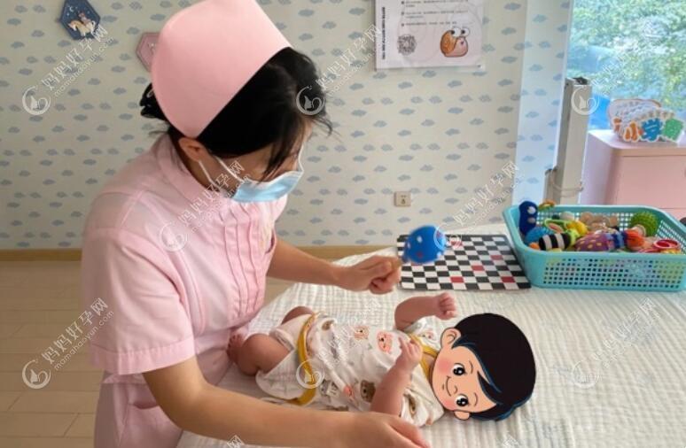 护士对宝宝进行抚触