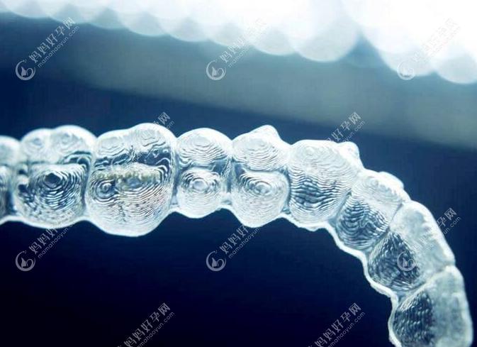 隐适美牙套和国产牙套有什么区别,隐形膜片材质只是其一