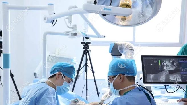 5G远程机器人种植手术现场