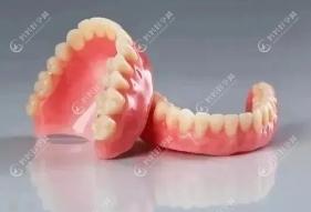 活动假牙和种植牙哪个更好些？种植牙更好使用寿命长