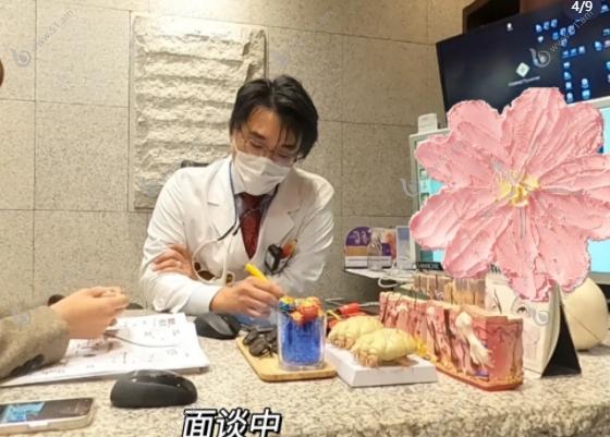 Lamiche皮肤科术前详细的面诊商谈
